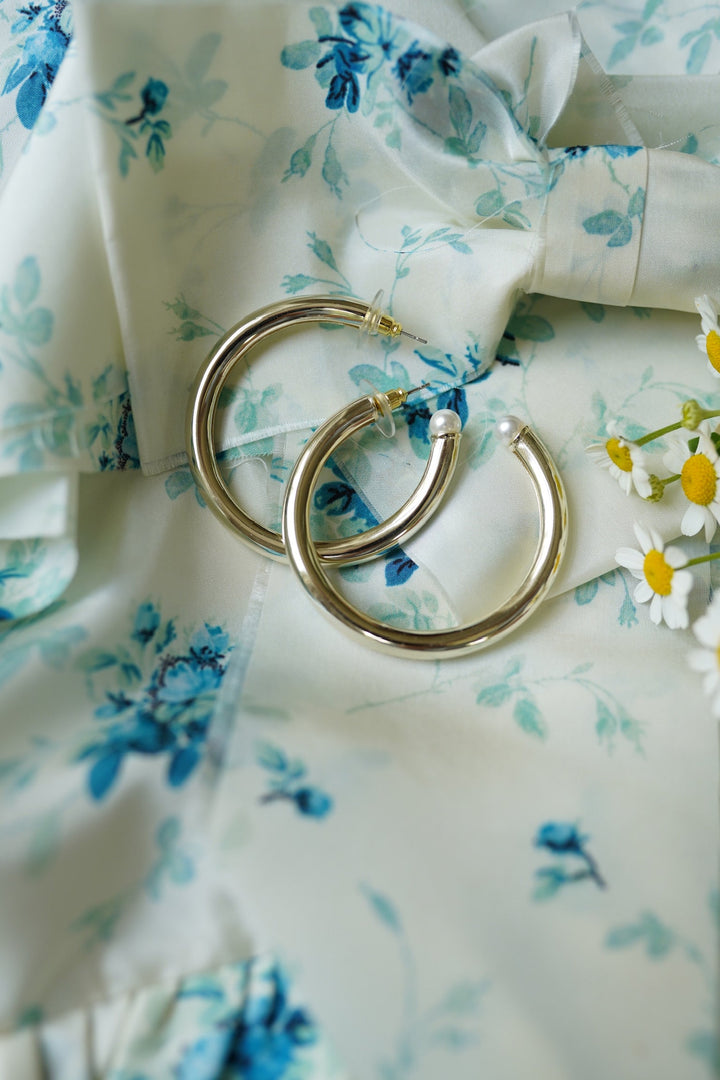 Chunky golden hoops + pearl