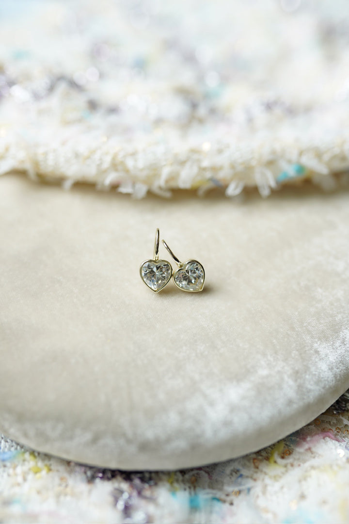 Blanc Bezel Heart Earwire